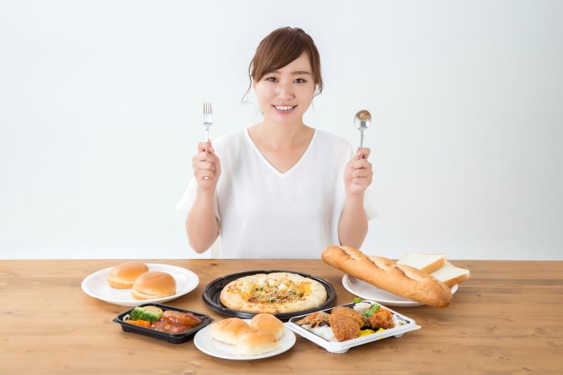 美味しくランチを食べる人